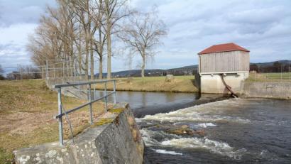 Bild: Gabi Schönberger
Das Wehrhaus am Unteren Wehr Richtung Ullersricht wird abgerissen, die Gewässersohle abgeflacht.