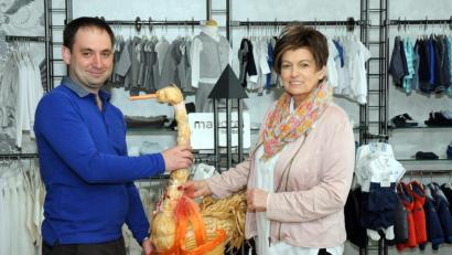 Bild: Stephan Huber
Gisela Hüttner freut sich, dass es mit "Maminka" weitergeht. Der "Glücksstorch", seit 35 Jahren Maskottchen des Kindermodengeschäfts, soll auch Denis Davidovich aus Schwandorf Glück bringen.