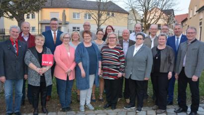 Bild: jr
Für ihre jahrzehntelange Treue zu Verdi Stiftland wurden am Samstag in Konnersreuth eine Reihe von Jubilaren geehrt. Unser Bild zeigt die „Verdianer“ mit (von rechts) Bürgermeister Max Bindl, Peter Hofmann und Fritz Rüth, sowie DGB-Kreisvorsitzender Klaus Schuster (4. von links).
