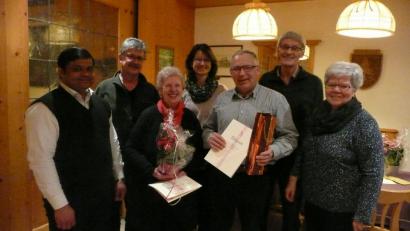 Bild: exb
Ehrungen bei der KAB Fuchsmühl: Im Bild von links Präses Pater Martin, Bürgermeister Wolfgang Braun, Doris Peter, Zweite Vorsitzende Bettina Stock, Hubert Popp, Erster Vorsitzender Willi Greger, Erste Vorsitzende Christa Müller.