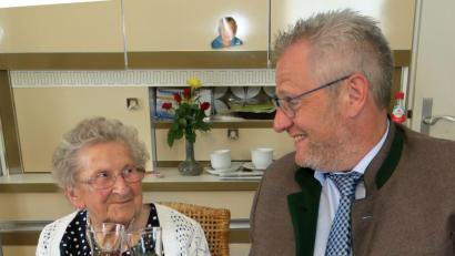 Bild: Hirsch
Liselotte Hoffmann (links) feierte den 99. Geburtstag und bekam Besuch von Oberbürgermeister Andreas Feller