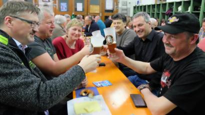 Bild: ohr
Zum traditionellen Starkbierfest richtet die Feuerwehr Stulln alljährlich die Fahrzeughalle als „Trinkstube" ein. Das süffige Bier schmeckt in geselliger, gemütlicher Runde - und Stimmung ist Trumpf.