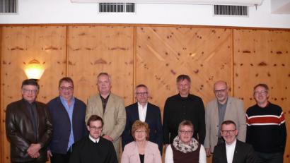 Bild: kgg
Neu gewählt wurde der Vorstand der Kolpingsfamilie Waldsassen. Im Bild (sitzend, von links) Frater Gregor Schuller, Inge Kausler, Sigrid Köstler und Präses Stadtpfarrer Thomas Vogl sowie (hinten, von links) Werner Keisinger, Peter Tippmann, Manfred Schwägerl, Hans Schnur, Helmut Heindl, Reinhard Lindner und Werner Hahn.