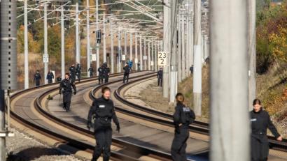 Bild: Daniel Karmann/dpa
Nach versuchten Anschlägen auf Bahnstrecken in Bayern und Berlin hat die Polizei in Wien einen 42-jährigen Iraker unter Terrorverdacht festgenommen.