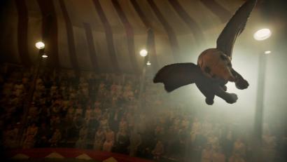 Bild: dpa
Dumbo fährt seine Ohren aus und schwebt durch das Zirkuszelt. Disney hat nun auch dem Klassiker mit dem süßen Elefanten eine Realverfillmung gewidmet.