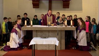 Bild: mez
Pfarrer Markus Bruckner versammelt die über 20 Kommunionkinder im Altarraum und gestaltet mit ihnen einen Gottesdienst.