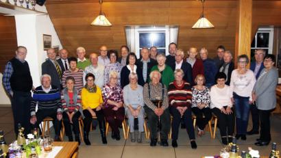 Bild: höl
Für viele Jahre Treue zu den Wanderfreunden des SV Hahnbach werden einige Mitglieder geehrt. Ihnen gratulieren Vorsitzender Hermann Graf und Kulturausschussvorsitzender Georg Götz (stehend, zweiter und Dritter von links) sowie SV-Vorsitzender Hans Luber (stehend, Fünfter von links).