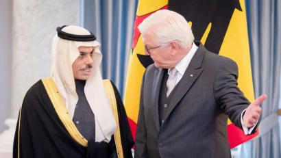 Bild: Kay Nietfeld/dpa
Bundespräsident Frank-Walter Steinmeier (rechts) empfing am Mittwoch Prinz Faisal bin Furhan A. F. Al Furhan Al Saud, den neuen Botschafter von Saudi Arabien in Deutschland. Am selben Tag verhandelte die Koalition über Rüstungsexporte nach Saudi-Arabien.