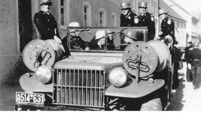 Repro: tu
Die Pleysteiner Feuerwehrmänner unternahmen 1951 die erste Fahrt mit dem neuen Löschfahrzeug Dodge-Bachert, einer US-amerikanischen Automarke.
