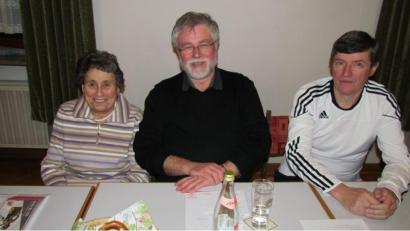 Bild: is
Die KAB will vorerst von Veranstaltung zu Veranstaltung entscheiden, was machbar ist. Martha Magerl (von links), Stadtpfarrer Edmund Prechtl und KAB Kreisvorsitzender Georg Schreglmann sind dabei.