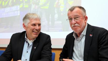 Bild: Wolfgang Steinbacher
Bezirksleiter Johann Horn (rechts) stellt sich erstmals bei einer Delegiertenversammlung der IG Metall vor. Links daneben: Erster Bevollmächtigter Horst Ott.