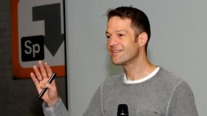 Bild: Stephan Huber
Bei so vielen Titeln wirkt der Name fast schon sperrig: Professor Doktor Doktor Fabian Theis in der Aula des GMG.
