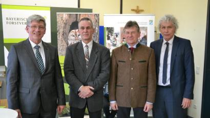 Bild: pfaa
Den Forstdirektor Dirk Lüder (Zweiter von links) begrüßen Leitender Landwirtschaftsdirektor Wolfgang Wenisch, Ministerialrat Gunther Ohrner und Landrat Wolfgang Lippert (von links) in seinem neuen Amt.