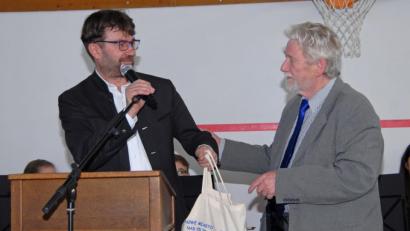 Bild: ow
Keine kalten Füße soll der Bürgermeister Wolfgang Haberberger (links) bekommen. Deshalb übereichte ihm der Vertreter der Stadt bei der Städtefreundschaft „Neustadt in Europa“. Hans Jürgen Ritter ein Paar selbstgestrickte warme Socken.