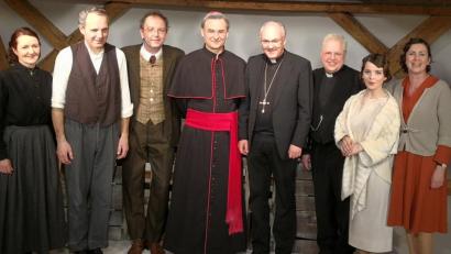 Bild: exb
Bischof Rudolf Voderholzer (Fünfter von links) mit dem LTO-Ensemble von "Resl unser": (von links) Sonja Hammer-Kölbl, Herbert Kreuzer, Stefan Puhane, Christian Höllerer, Doris Hofmann und Claudia Lohmann.