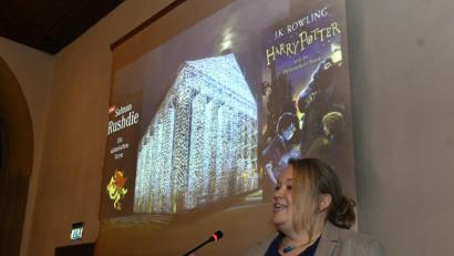 Bild: Hartl
Ein Indiz dafür, dass Kinder- und Jugendliteratur immer etwas mit Wertevermittlung zu tun hat: Prof. Dr. Maren Conrad (Referentin) verweist darauf, dass „Harry Potter“ von Joanne K. Rowling bei der Documenta 14 im „Parthenon der verbotenen Bücher“ (im Hintergrund) gleich neben Salaman Rushdies „Die satanischen Verse“ hing.