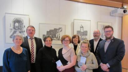 Bild: aks
Adolfine Nitschke, Bürgermeister Hans-Martin Schertl, Dorothee Schulze Zumhülsen, Vlasta Hrabětová, Hana Kristová,Zdeňka Kučerová, Zdeňka Kučerová, Übersetzer Jiří Franc und David Vereš (von links) bereiten alles vor für das deutsch-tschechische Künstlersymposium im Juni in Vilseck.