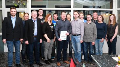 Bild: njn
Für 15-jährige Mitgliedschaft zeichnete die Junge Union Markus Fütterer (sieber von links) aus. Auf dem Bild der JU-Vorstand mit Vorsitzendem Matthias Fütterer (sechster von rechts) sowie CSU-Ortsvorsitzender Johannes Reger (dritter von links) und JU-Kreisvorstandsmitglied Markus Schreyer aus Kemnath (links).