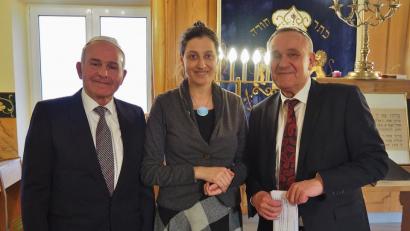 Bild: Bühner
Professorin Julia Berstein zusammen mit Oberbürgermeister Kurt Seggewiß (rechts) und dem Vorsitzenden der Jüdischen Gemeinde Weiden Leonid Shaulov.