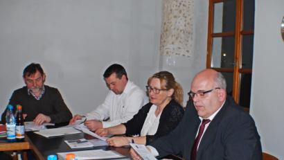 Bild: enz
Ursula Stingl, die Leiterin der Gäste-Information, legte ihren Jahresbericht dem Neualbenreuther Marktgemeinderat vor. Mit im Bild Bürgermeister Klaus Meyer (rechts), Zweiter Bürgermeister Christian Hebert (Zweiter von links) und Arthur Sommer.