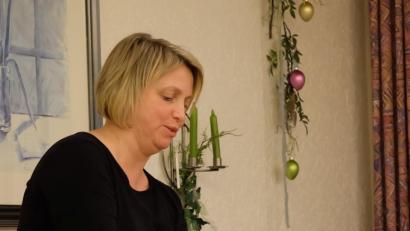 Bild: wlr
Mit viel Gefühl zeigt Sabine Stengel das Wenden der kleinen Käselaibe in den Formen.