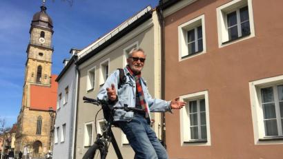 Bild: upl
Achim Hüttner, Vorsitzender der IG menschengerechte Stadt, ist begeistert vom Ambiente in der Schiffgasse. Im Mai soll hier das Projekt "Kunst am Fluss - Vilskiosk" eröffnen.