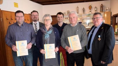 Bild: bö
Bei der Jahresversammlung wurden langjährige Mitglieder geehrt (vorne, von links): Helmut Braun, Bürgermeister Florian Junkes, Doris Koller-Dockter, Benjamin Wood von der Ersthelfergruppe Hirschwald, Johann Viehauser und Vorsitzender Richard Jobst.