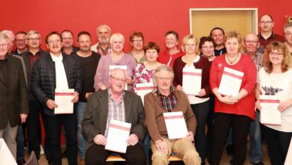 Bild: njn
Strahlende Gesichter bei der Ehrung der treuen Blutspender. Mit auf dem Bild BRK-Bereitschaftsleiter Sven Lehner (links), die stellvertretende BRK-Kreisvorsitzende Eva von Podewils (rechts) und Bürgermeister Hans Donko (Siebter von links) sowie Krummennaabs zweiter Bürgermeister Reinhard Naber (dritter von links).