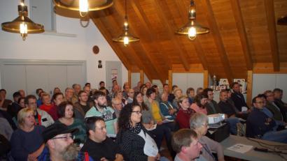 Bild: mmj
Die geplante "Dorferneuerung" sorgte bei der Bürgerversammlung im Feuerwehrhaus für grosses Interesse.