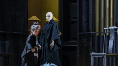 Bild: Ludwig Olah
Hinter Puccinis packender Musik und seinem schmelzenden Orchesterklang verbirgt sich nicht nur ein pittoreskes Japanbild aus fernen Zeiten, sondern ein Konflikt, der so lange aktuell bleiben wird, bis eine Cio-Cio-San mehr als nur die Wahl zwischen Prostitution oder Selbstmord hat. Im Bild (von links): Jana Beck (Das Kind), Almerija Delic (Suzuki) und liegend: Barno lsmatullaeva (Cio-Cio-San).