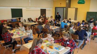 Bild: frd
Gemeinsamer Unterricht im Zeichen der Hinterglasmalerei: Die Schüler aus Winklarn und Marienbad erhielten Einblick in die alte Handwerkstechnik und konnte ihre Kreativität dann selbst unter Beweis stellen.