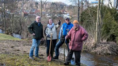 Bild: bsc
Rund um Friedenfels pflanzte Ruhestandspfarrer Siegfried Wölfel (rechts) dieser Tage viele Palmkätzchen-Stecklinge. Seinen Helfern (von links) Siegfried Steinkohl, Lisa Rauh und Hans Lenk dankte er herzlich.