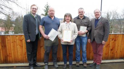 Bild: exb
Die Kreisgruppenvorsitzenden Alexander Flierl (links) und Burkhard Graf Beissel von Gymnich (rechts) gratulierten Mark Liebermann (Zweiter von links) und Herbert Fiebak (Zweiter von rechts). Den Glückwünschen schloss sich Ute Ehebauer (Mitte) an.