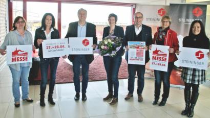 Bild: agr
Michaela Dettmann (Bildmitte) beschirmt die Schwarzachtalmesse.
