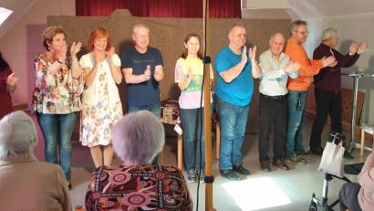 Bild: u
Regisseur Erich Wein (rechts) und sein Ensemble strapazieren bei ihrem Gastspiel im BRK-Seniorenheim St. Barbara mit ihren amüsanten Sketchen die Lachmuskeln ihrer Zuschauer (von links): Jenny Meier-Bardales, Uschi Kederer, Kerstin Ackermann, Erhard Ackermann, Renate Biehler, Hermann Meier, Alfons Wanninger und Andreas Welling.