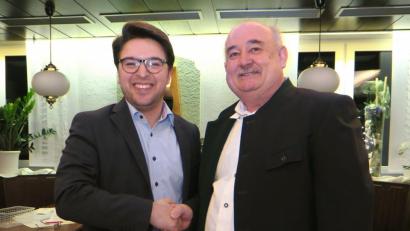 Bild: Hirsch
SPD-Kreisvorsitzender Peter Wein (links) gratulierte Wolfgang Bösl (rechts) zur Wiederwahl.