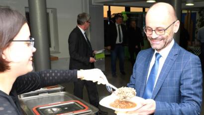 Bild: njn
Die Topinambur-Nudeln und Gulasch mit Bio-Rindfleisch aus der Ökomodellregion Steinwald ließ sich auch der stellvertretende Landrat Dr. Alfred Scheidler schmecken. Mit auf dem Bild die Mitarbeiterin der Steinwald-Allianz, Marlene Weiß (links).