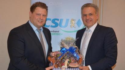 Bild: jr
Mit einem Präsent dankte der neue CSU-Ortsvorsitzende Stefan Grillmeier (links) Roland Grillmeier für 20-jähriges Engagement an der Spitze des Ortsverbandes. Einstimmig wurde Roland Grillmeier zum Ehrenvorsitzenden ernannt.