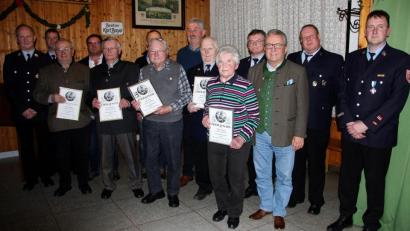 Bild: wro
In den Mittelpunkt der Jahreshauptversammlung rückten die Ehrungen langjähriger Mitglieder, denen Vorsitzender Manfred Beer (links) gratulierte. Glückwünsche sprachen auch Kommandant Thorsten Meiler (rechts), Bürgermeister Toni Dutz (Dritter von rechts) und Feuerwehrbeauftragter Helmut Oppl (Vierter von rechts) aus.