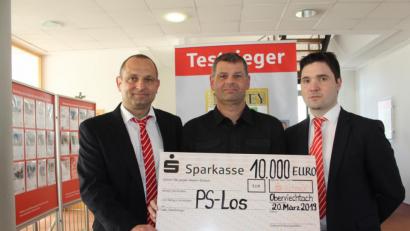 Bild: frd
Gebietsdirektor Wunibald Zwack (links) und Kundenbetreuer Christian Meyer (rechts) gratulieren Reiner Hanauer zu seinem Gewinne über 10 000 Euro.