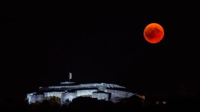 Bild: Norbert Vetter/exb
Norbert Vetter ist erneut ein spektakuläres Bild gelungen: die „Mondfinsternis über der Burg Waldeck“. Die Besucher der Fotoausstellungen in Pressath und Kemnath wählten es zum besten Bild.