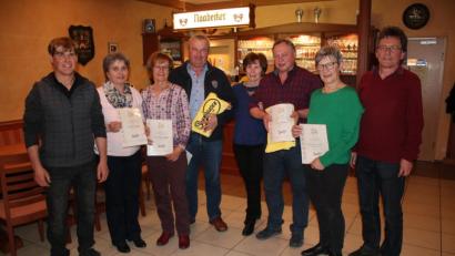 Bild: ral
Die Vereinsspitze des TC Schmidgaden zeichnete Mitglieder für 25 Jahre Vereinstreue aus.