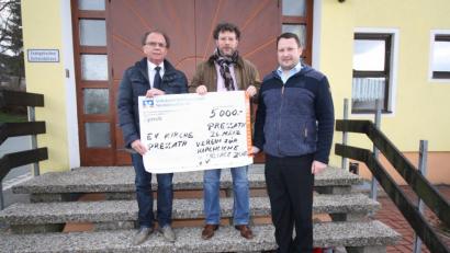 Bild: bjp
Bürgermeister Werner Walberer (links) und Schatzmeister Andreas Reindl übergeben 5000 Euro an Pfarrer André Fischer.