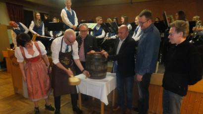 Bild: ibj
Souverän zapft Bürgermeister Bernhard Lindner unter den Argusaugen von Brauereivertreterin Birgit Reichl (links) sowie Pfarrer Christian Schulz, stellvertretendem CSU-Kreisvorsitzenden Patrick Fröhlich, CSU-Ortsvorsitzendem Georg Götz und Altbürgermeister Hans Kummert (von rechts) das Fass Bockbier an.