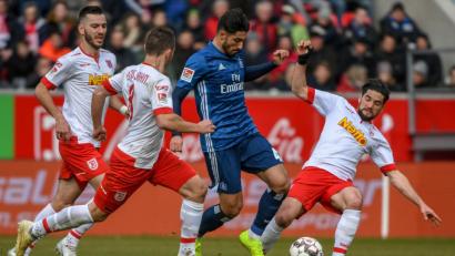 Bild: Armin Weigel/dpa
Der Mann haut sich immer voll rein: Oliver Hein (rechts) stand Ende Februar in der Startelf gegen den großen HSV. Die Regensburger siegten mit 2:1 und Hein räumte auf seiner Seite vieles ab.
