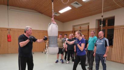 Bild: ubb
Anschaulich erläutert Willi Dietz, hier mit Assistentin Verena Konz, die erforderliche Technik beim Boxen.