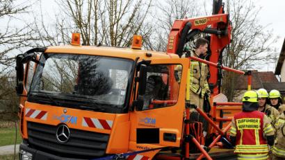 Bild: gf
Da hatte der Lkw-Fahrer wohl vergessen, seinen Kran einzufahren, und rammte die Eisenbahnbrücke: Das rote Gestänge, die Bergungsplattform, diente zur sicheren Rettung des Fahrers durch die Feuerwehr Rosenberg.