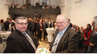 Bild: Hirsch
DGB-Regionsvorsitzender Christian Dietl (links) bedankte sich beim Referenten Helmut Fiedler (rechts) mit einem Tragl Bier. Zum Empfang waren in die Spitalkirche über 100 Gäste gekommen.