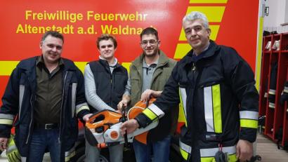 Bild: adj
Kommandant Gottfried Amschl (rechts) und Stellvertreter Markus Lindner (links) freuen sich über die Unterstützung von Helmut Weiß (Zweiter von rechts).