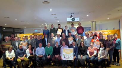 Bild: ubb
Über 50 Mitveranstalter waren bei der Präsentation des „cooltour“-Sommers 2019 dabei. Förderverein-Vorsitzender Vinzenz Rahn und Bürgermeister Franz Stahl (Mitte mit Plakat) konnten sich nicht genug bei allen Mitwirkenden bedanken, die zum gelingen des Events beitragen.